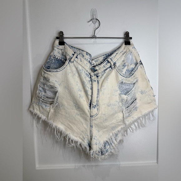 Garage Women’s Light Wash Distressed Denim Jean Shorts Size 13 - Picture 1 of 5